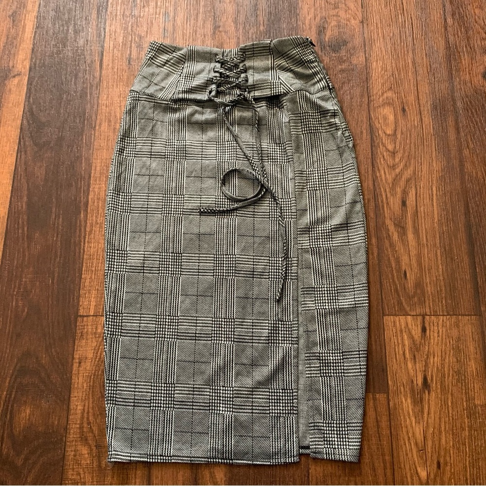 Haute Monde plaid gray skirt, Calf-length skirt, slit at front, size S